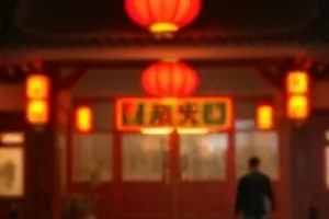 《周四的橘子汽水》封面，夏日教室窗台上的橘子汽水瓶
